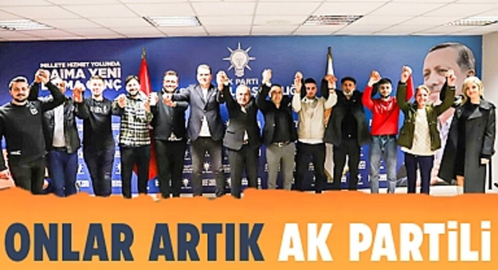 Samsun'da İYİ Parti Meclis Üyesi Dahil 12 Kişi AK Parti'ye Katıldı, Rozetleri Takıldı