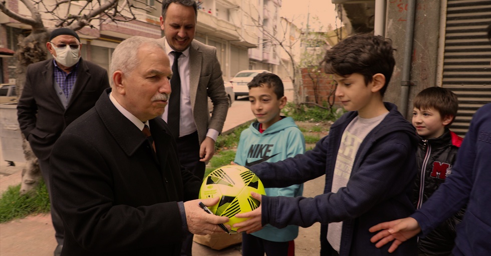 Başkan Demirtaş, Kendisinden Futbol Topu İsteyen Çocukların Sevincine Ortak Oldu