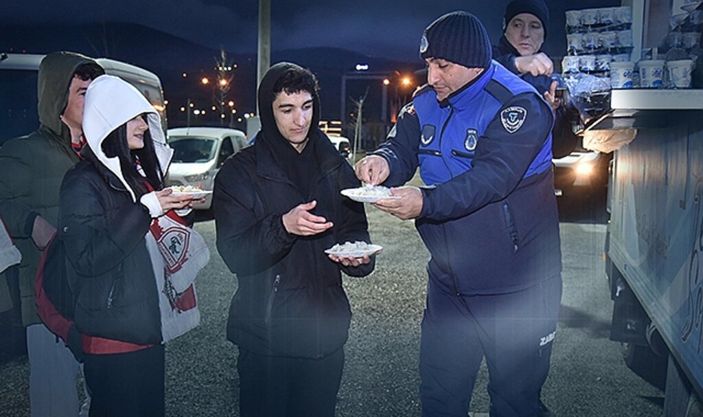 Tekkeköy Belediyesi’nden Samsunspor Taraftarına Maç Öncesi Pilav İkramı