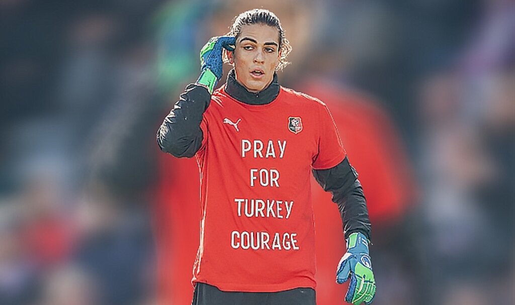 Milli kaleci Doğan Alemdar sahaya “Pray For Turkey” tişörtüyle çıktı