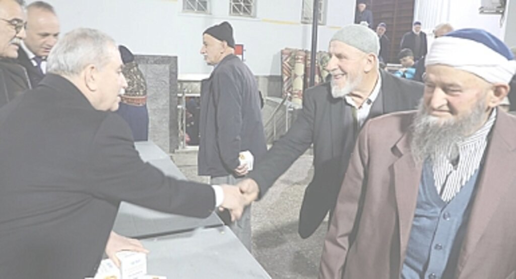 Başkan Demirtaş Berat Gecesinde İlçe Halkının Kandilini Kutladı, Kandil Simidi İkram Etti