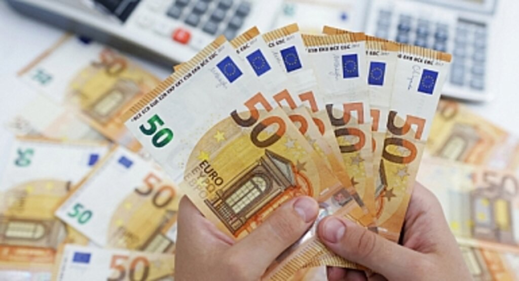Türk Lirası'nın Değer Kaybı: Dolar ve Euro Rekorlarını Yeniliyor