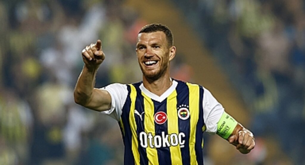 Edin Dzeko, Fenerbahçe'de Rol Model Olmak İstiyor: İlk Maçında Attığı Golle Mutluluğunu Dile Getirdi