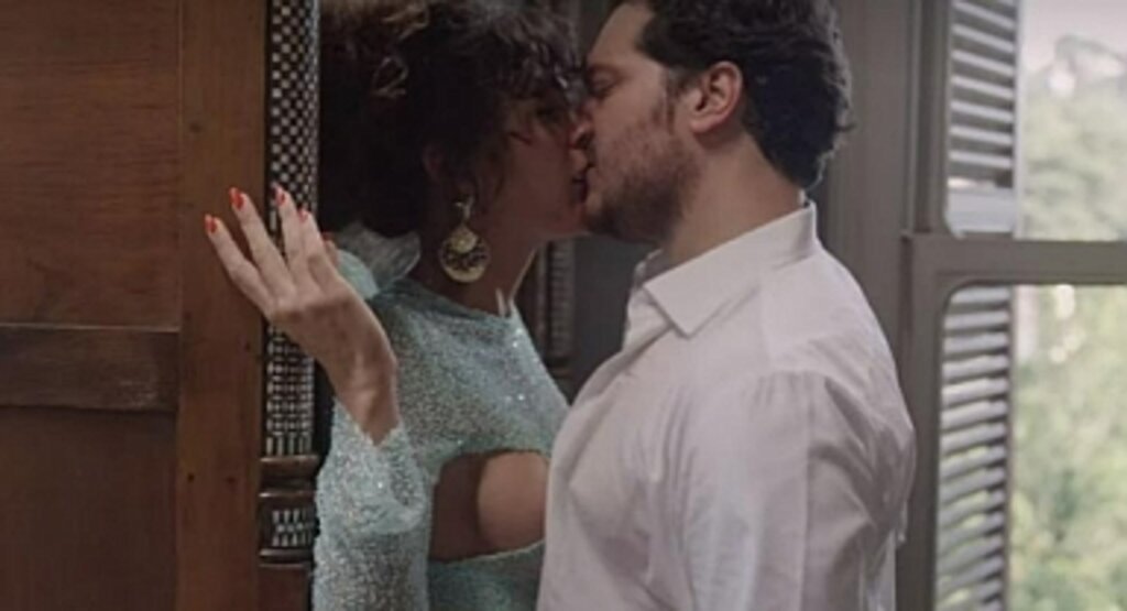 Netflix Dizisi 'Terzi' İkinci Sezonuyla Geri Döndü! Çağatay Ulusoy ve Berrak Tüzünataç'ın Ateşli Sahnesi Sosyal Medyayı Salladı!