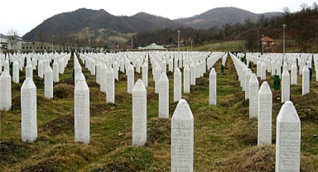 Srebrenitsa Katliamı'nın 28. Yılında Acı Hâlâ Taze: Adalet Arayışı Sürüyor