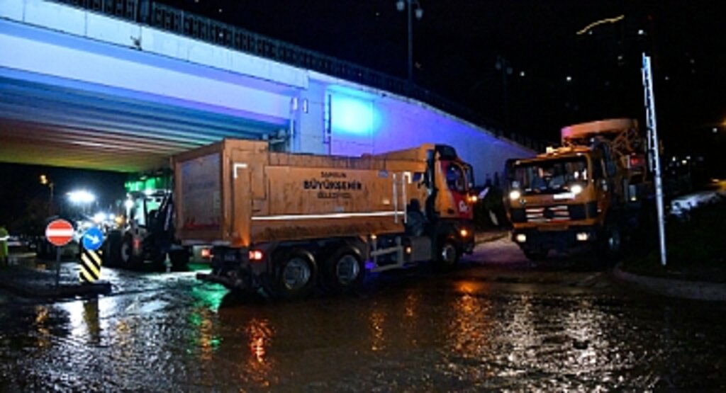 Samsun'da Şiddetli Yağışlar Ulaşımı Kilitledi: Yetkililerden Uyarı