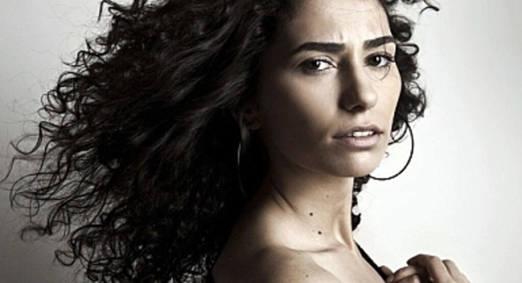 O Ses Türkiye Yılbaşı Programına Konuk Olan Esra Ruşan: İşte Oyuncunun Yaşı, Kökeni ve Kariyeri