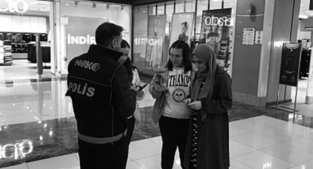 Samsun'da Narkorehberler Gençleri Bilinçlendirme Faaliyetlerini Sürdürüyor