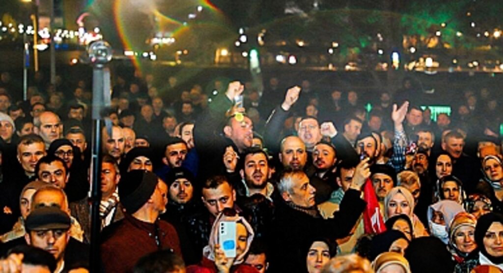 Çarşamba'da Coşkulu Karşılama: Ender Gür'e Meşaleli Konvoy ve Sevgi Seli