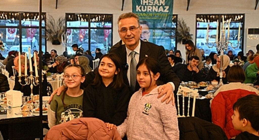 İlkadım'da 2 Bin Kişilik Rekor İftar: İhsan Kurnaz, Halkın Yanında Yer Alıyor!
