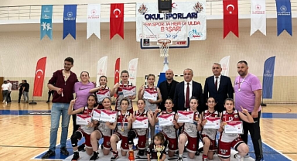 Canik Uludağ Ortaokulu Küçük Kız Basketbol Takımı Tarih Yazdı