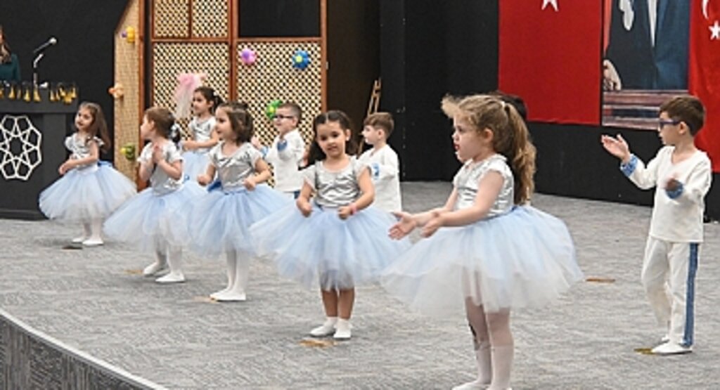 İlkadımlı Miniklerden Yıl Sonu Şöleni: Teknofest Kuşağı Sahnede
