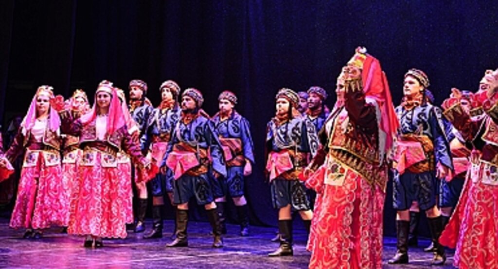 Samsun'da Kültür Rüzgarı Esti: Halk Dansları Topluluğu Sezon Finalinde Büyüledi