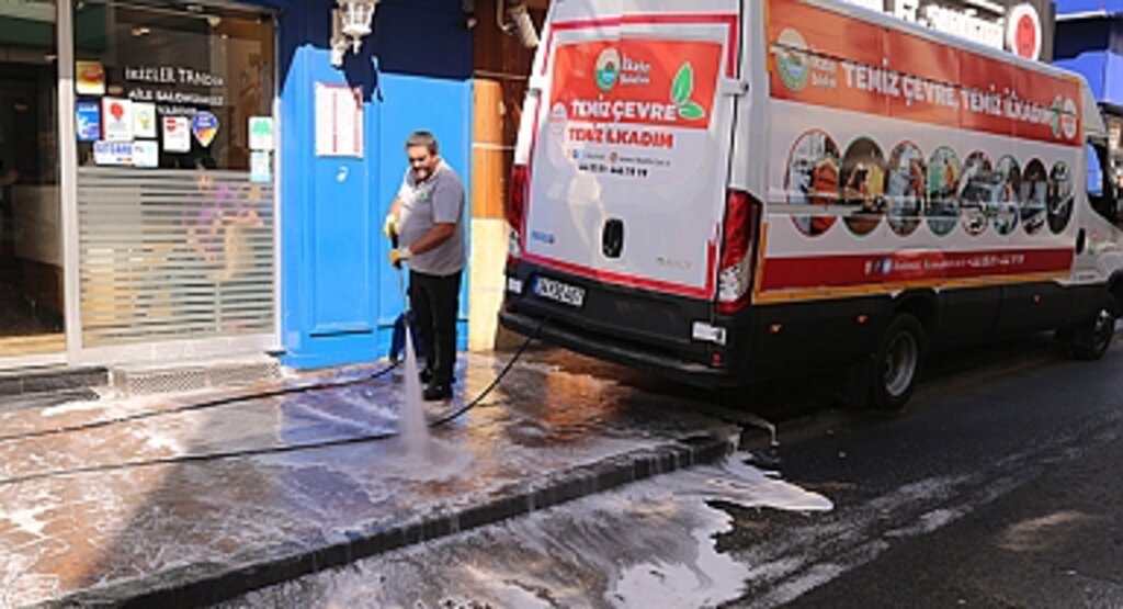 İlkadım Belediyesi’nden Cadde ve Sokaklarda Jet Köpüklü Temizlik