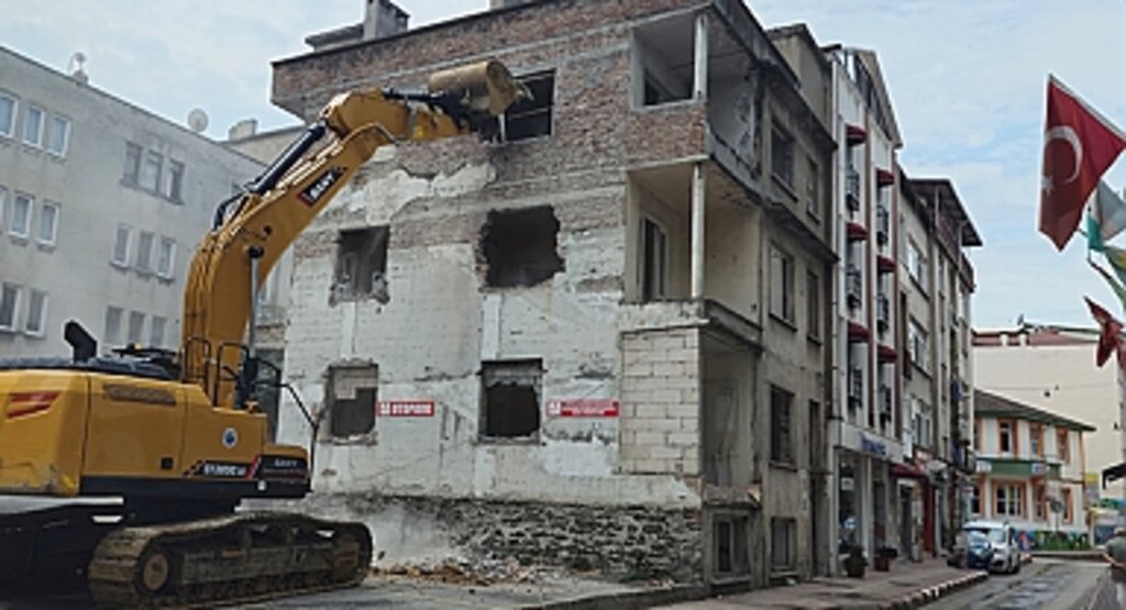 İlkadım’da Metruk Binalar Bir Bir Yıkılıyor: Hedef Güvenli ve Yaşanabilir Mahalleler