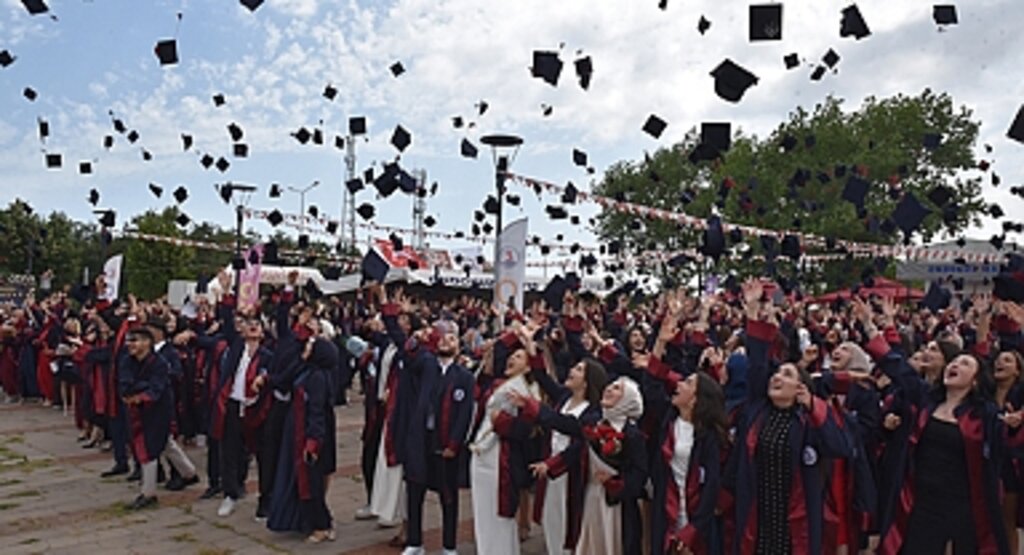 OMÜ Sağlık Hizmetleri MYO'dan Sağlık Sektörüne 864 Yeni Profesyonel
