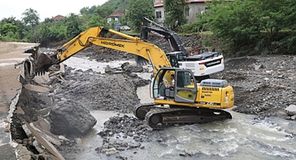 Samsun’da Şiddetli Yağışa Anında Müdahale: Büyükşehir Belediyesi Tüm Ekipleriyle Sahada