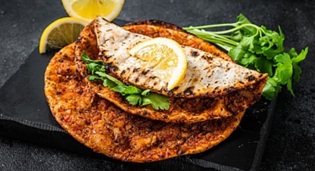 MasterChef'te Lahmacun Tartışması: Mehmet Şef Soğansız, Danilo Şef Soğanlı Dedi!