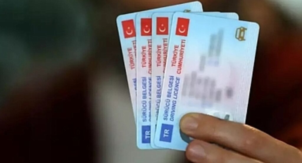 Sürücüler Dikkat! Eski Tip Ehliyetler Yıl Sonunda Geçersiz Sayılacak