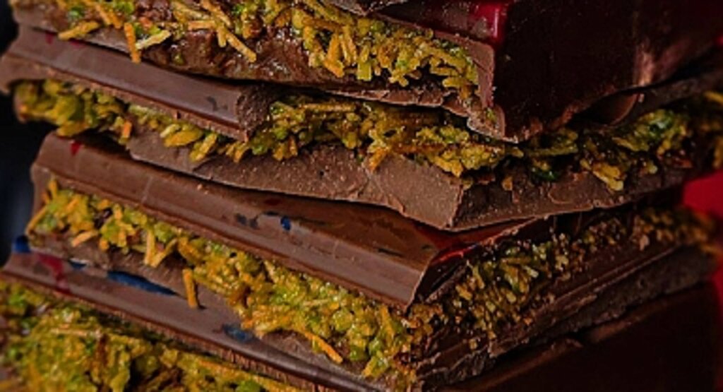 Dubai Çikolatası Tarifi: Lüks Lezzet Evinizde! Dubai Çikolatası Nasıl Yapılır ve İçeriğinde Neler Var?