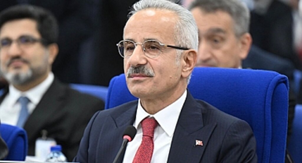 Bakan Uraloğlu'ndan Sosyal Medyada Yasakçı Zihniyet Eleştirilerine Cevap: Herkes Haddini Bilmeli