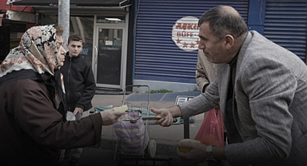 MHP İl Başkanı Burhan Mucur, Modern Pazar'da Esnafla Buluştu