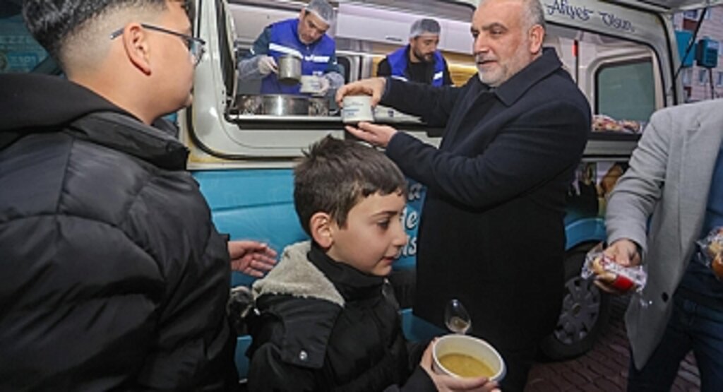 Başkan İbrahim Sandıkçı’nın Çorba İkramı Gönülleri Isıtıyor