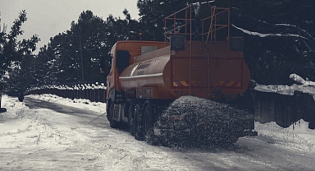 Samsun'da Büyükşehir'in Yoğun Kar Mesaisi: Buzlanmaya Karşı 4 Bin 800 Ton Malzeme Kullanıldı