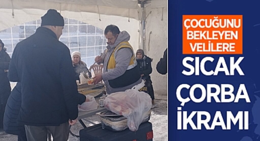Samsun'da Çocuğunu Sınava Getiren Velilere Sıcak Çorba İkramı