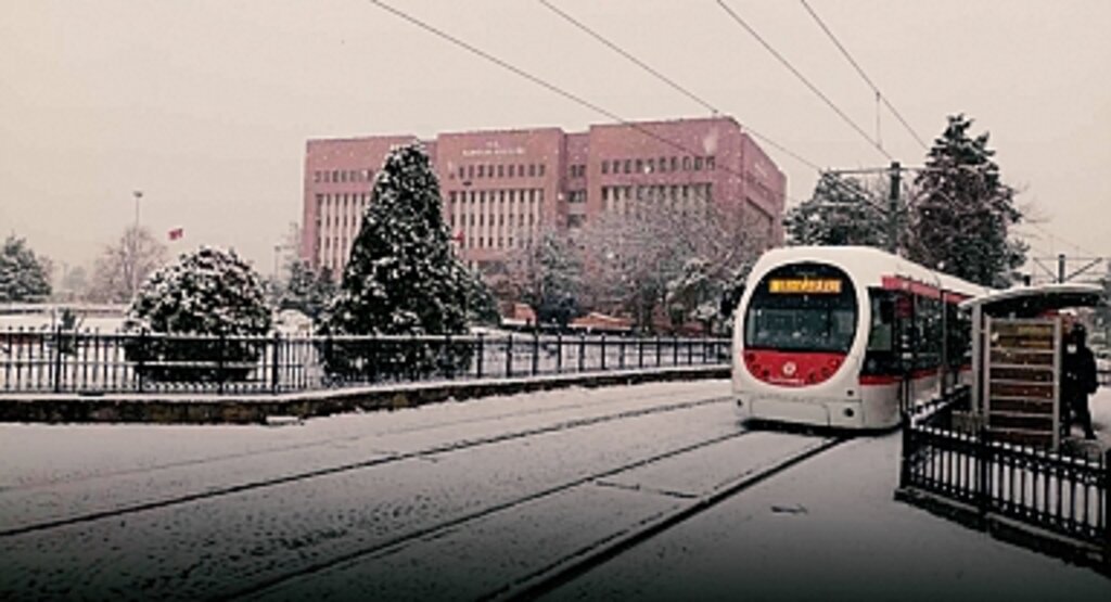 Samsun Valisi Orhan Tavlı'dan Kar Yağışı Uyarısı: Zorunlu Olmadıkça Trafiğe Çıkmayın