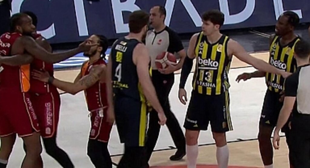 Türkiye Kupası Yarı Finalinde Gergin Gece: Olaylı Derbide Fenerbahçe Finalde!