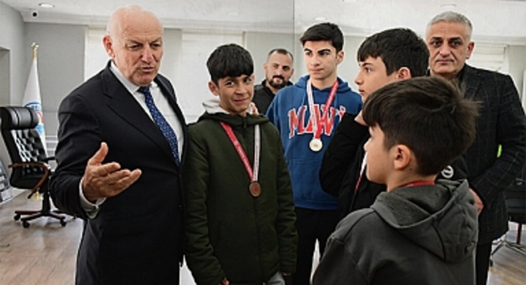 Başkan Kul, Şampiyon Güreşçileri Tebrik Etti: Terme'den Daha Fazla Şampiyon Çıkacak