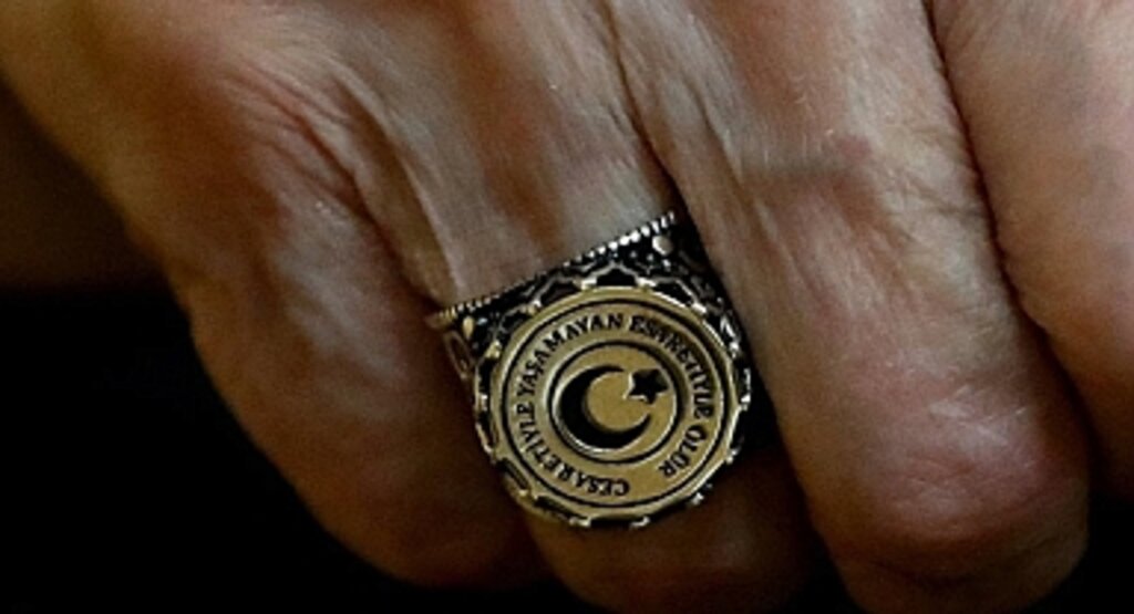 Cesaretiyle Yaşamayan, Esaretiyle Ölür: İnsan Doğasının En Derin Düğümü