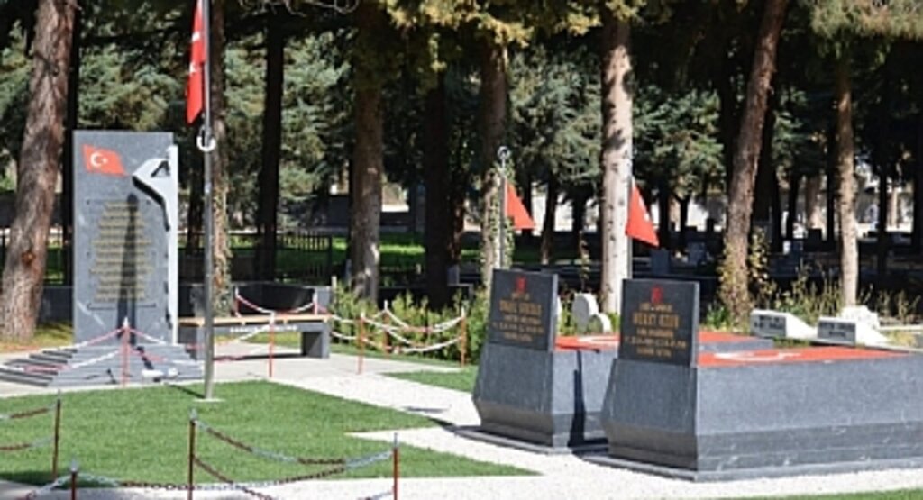 Şehitler İçin Özel Anıt ve Mezar Taşları Yerlerine Konuldu
