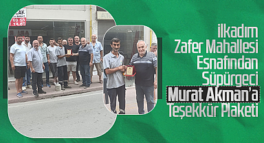 İlkadım Zafer Mahallesi Esnafından Süpürgeci Murat Akman'a Teşekkür Plaketi