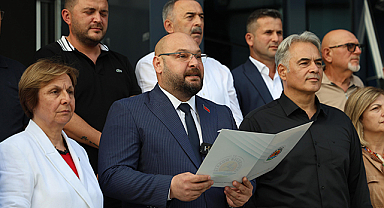 Atakum Belediyesi Önünde Gövde Gösterisi: Bu Karar Cumhuriyete Bağlılığımızın İlanıdır