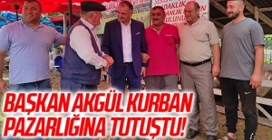 Salıpazarı Belediye Başkanı Halil Akgül pazarı gezdi, kurban pazarlığına tutuştu